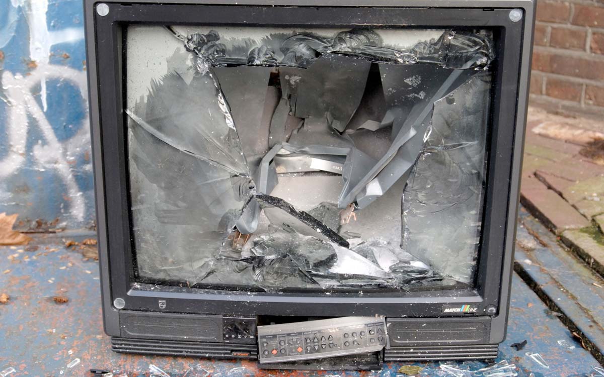 Купить разбить. Сломанный телевизор. Разбитые телевизоры. Разбитый старый телевизор. Старый сломанный телевизор.
