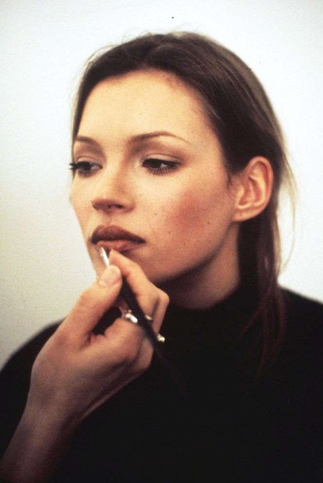 Olá, anos 90. MAC traz de volta lápis castanho que promete levá-lo de volta a esta década mágica