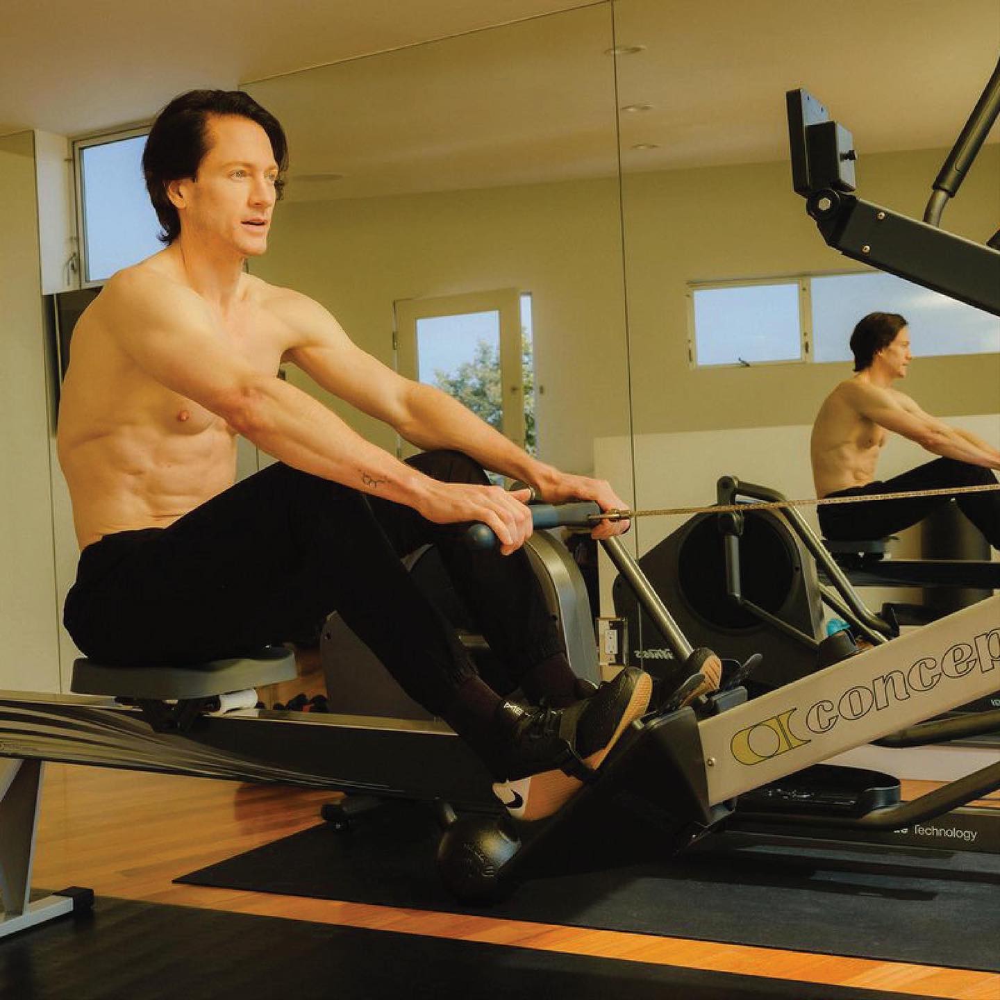 Empresário gasta milhões para ter um corpo de 18 anos. Só come uma vez por dia e é seguido por 30 médicos