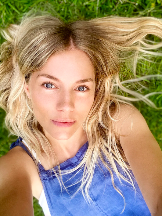 Sienna Miller já foi mãe pela segunda vez. Atriz foi fotografada num passeio com a recém-nascida