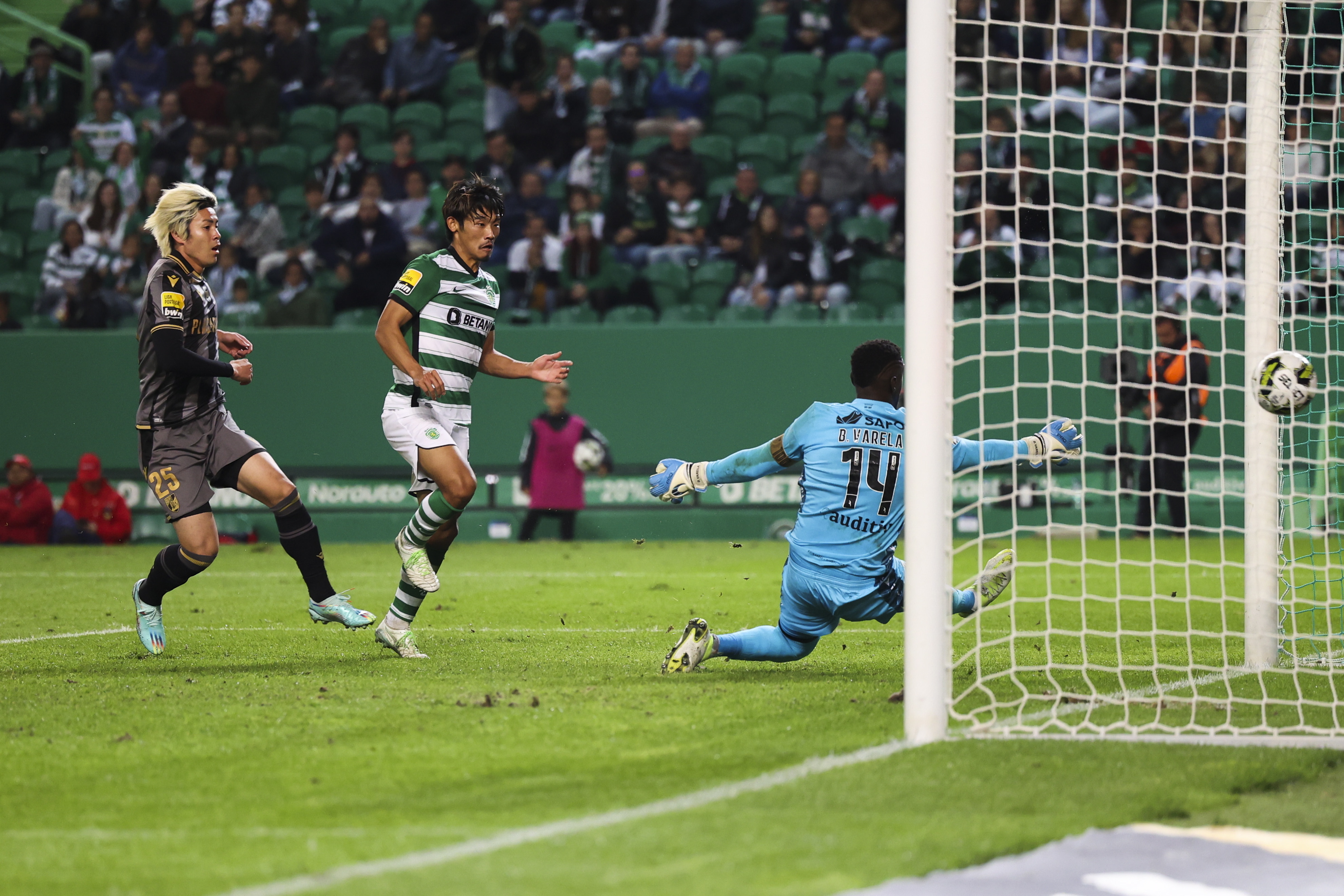 VÍDEO: Rennes vê o golo do empate anulado, aos 90'+11', por uma razão  insólita - Liga Europa - SAPO Desporto