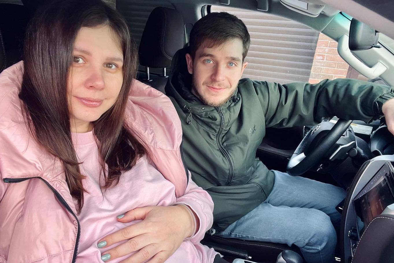 Influenciadora deixa marido para casar-se com enteado que criou desde os 7 anos. Já têm dois filhos