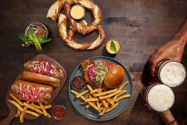 A Oktoberfest chegou ao Hard Rock Cafe Lisboa. Há bratwurst, schnitzel e muita cerveja para acompanhar