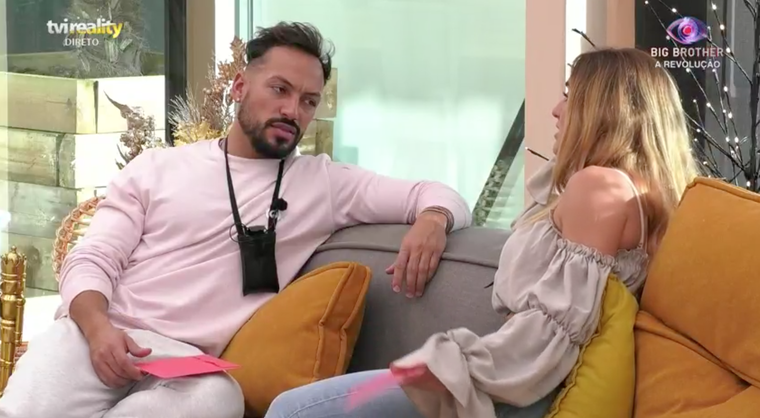 Zena acaba relação com André e fica lavada em lágrimas. “Acabou, não quero saber. Não consigo”