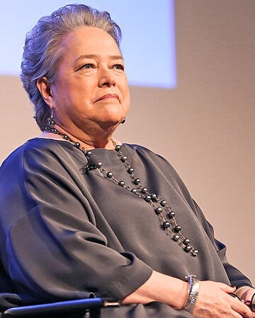Kathy Bates diz que perder 45 quilos lhe mudou a vida. Veja a transformação da atriz de 77 anos