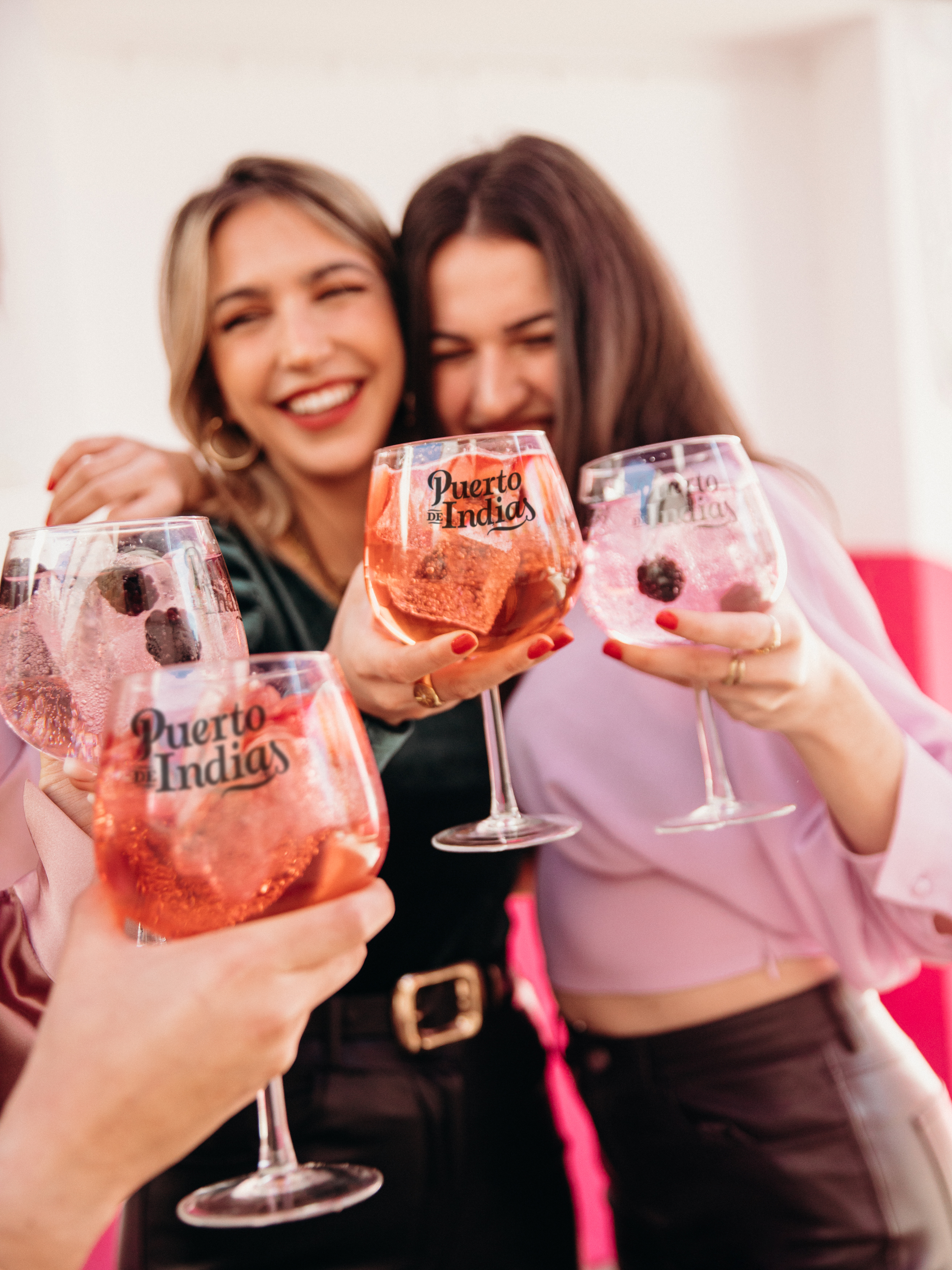 Puerto de Indias. Fomos conhecer o gin deste verão a Sevilha — e ficámos rendidos ao de morango