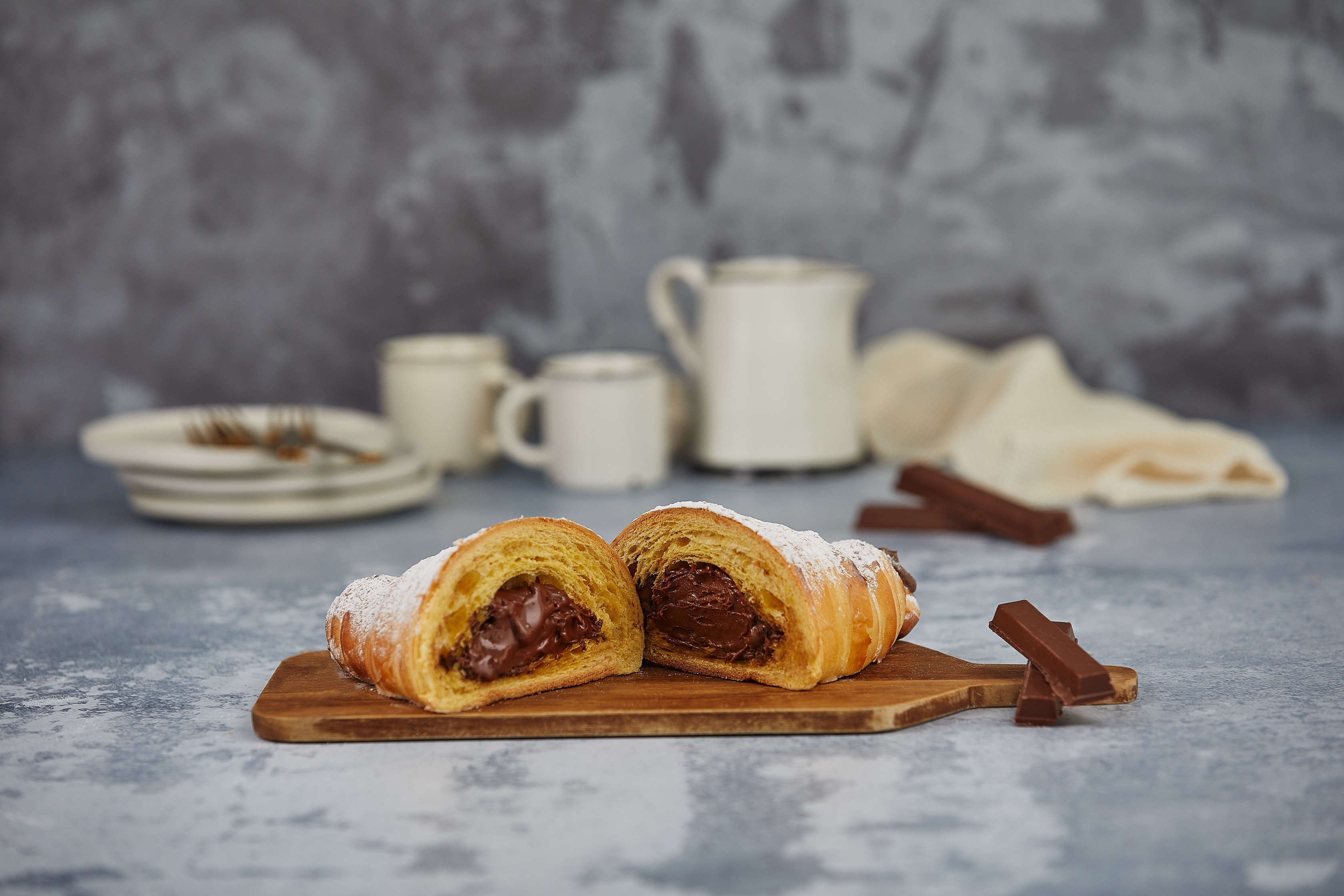 Atenção, gulosos. Os croissants gigantes, fofos e crocantes do Continente agora vêm recheados com Kit Kat