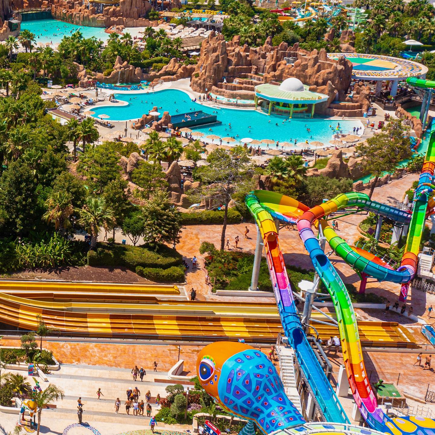 Dos escorregas aquáticos às montanhas-russas. Este hotel é a “Disneyland da Turquia”