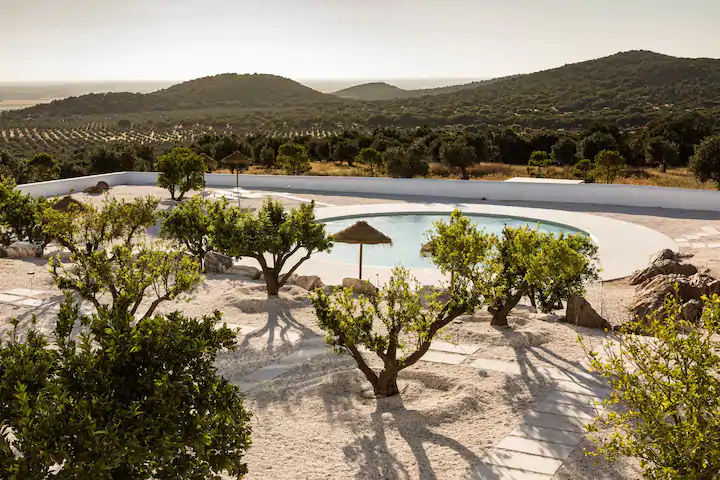 Chega de discussões no WhatsApp. 6 alojamentos locais (com piscina) para as férias com os amigos