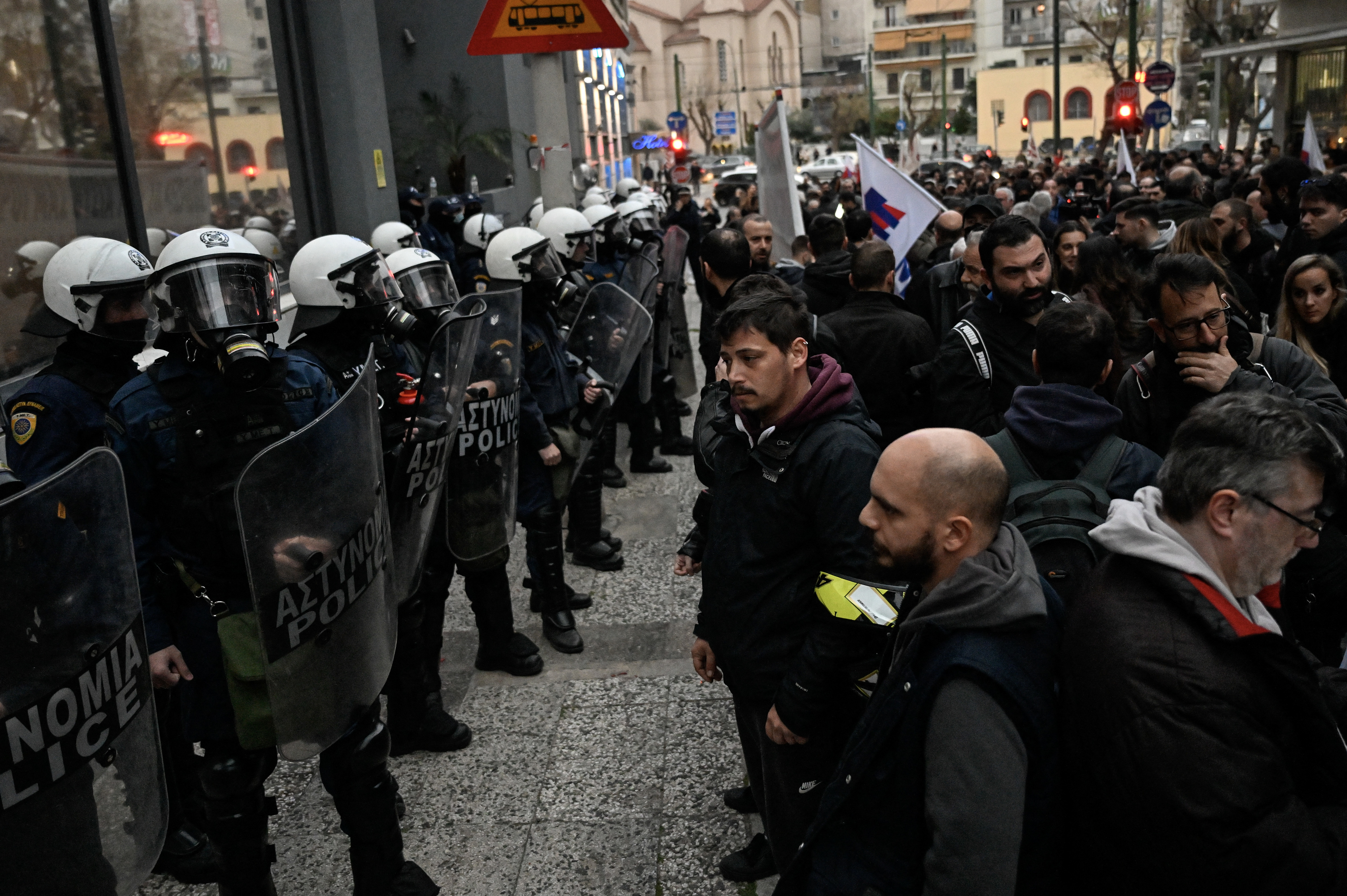 Grécia enfrenta greve e fortes protestos após tragédia com comboios