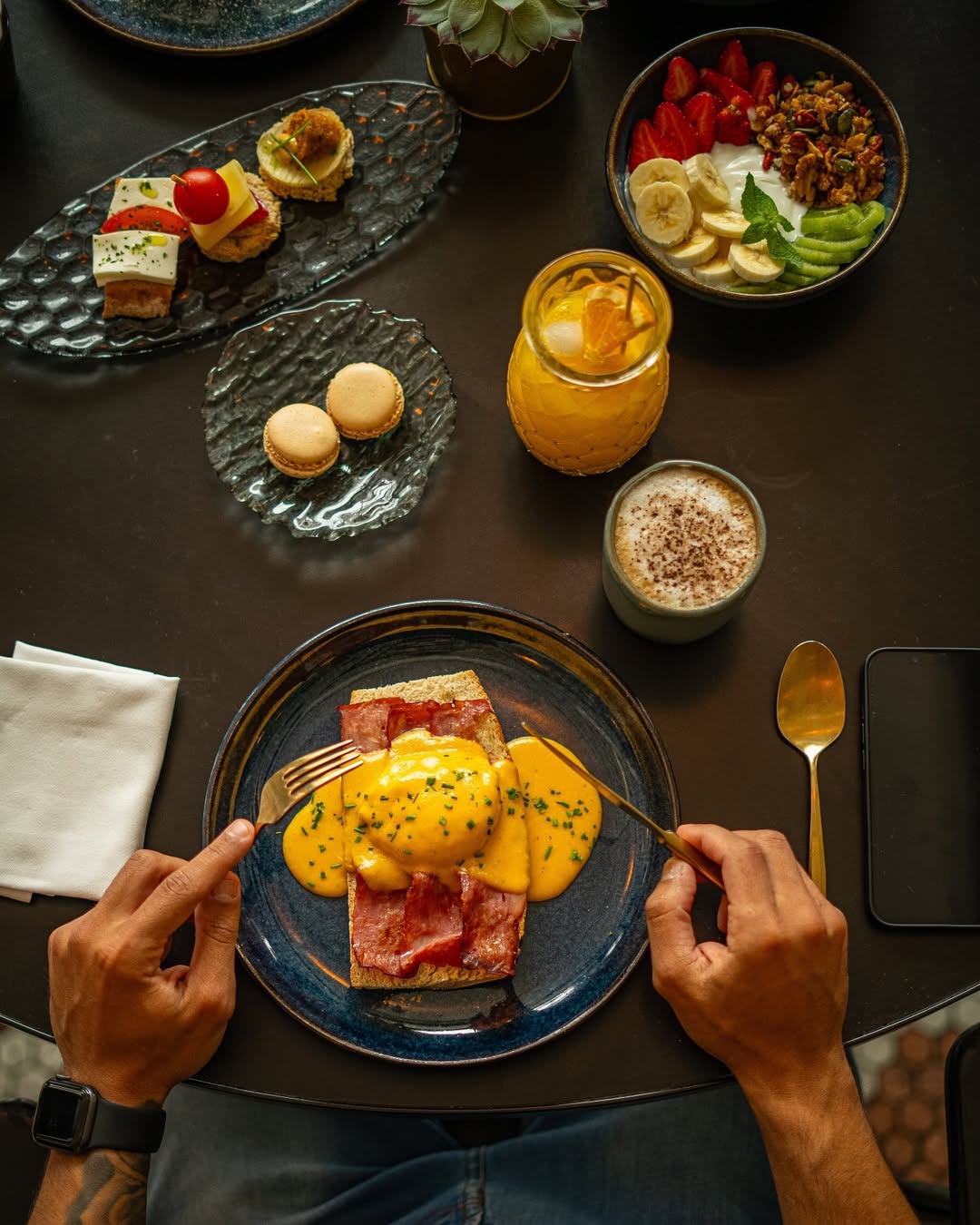 A Brasileira. No novo brunch do Porto pode comer tudo e um par de botas por menos de 20€ (e tem uma fonte de chocolate)