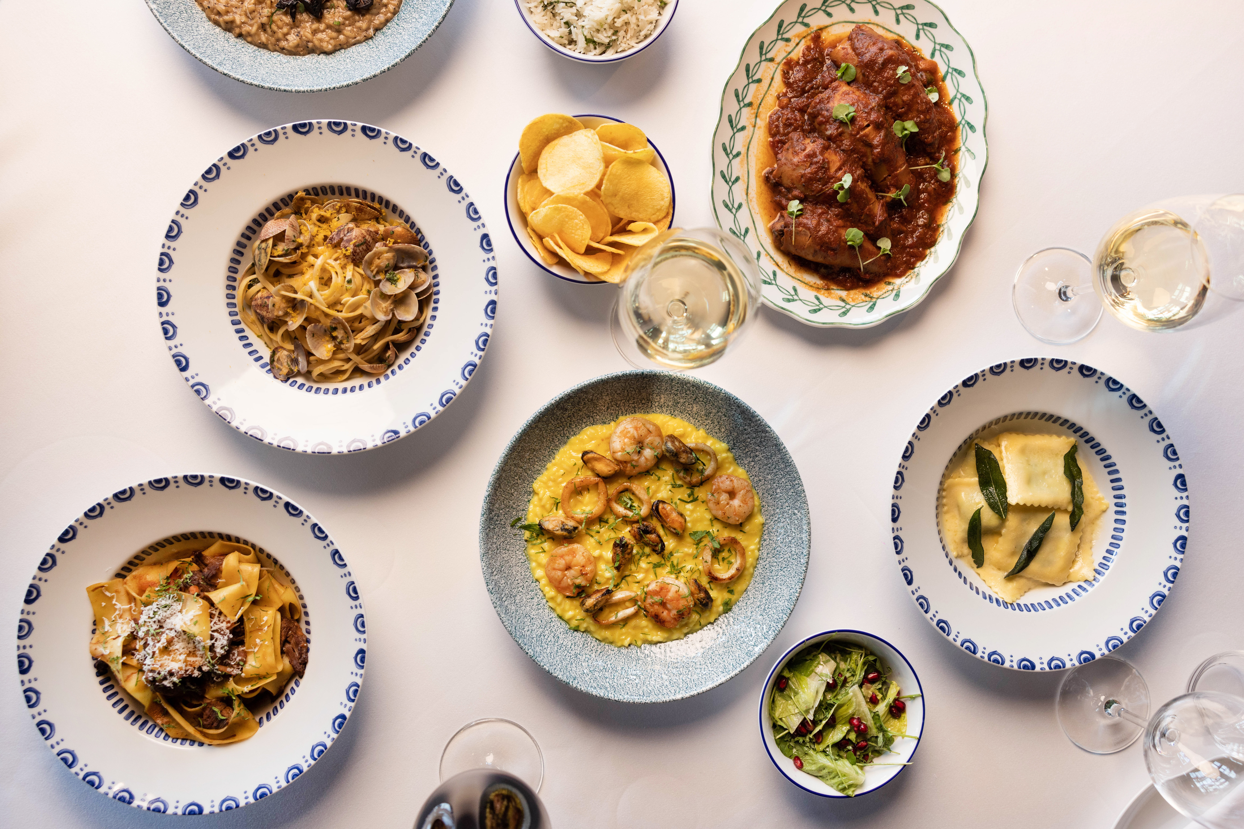 BUGIO. Já abriu o novo terraço de Oeiras, onde pode deliciar-se com um arroz negro com carabineiro em frente ao mar