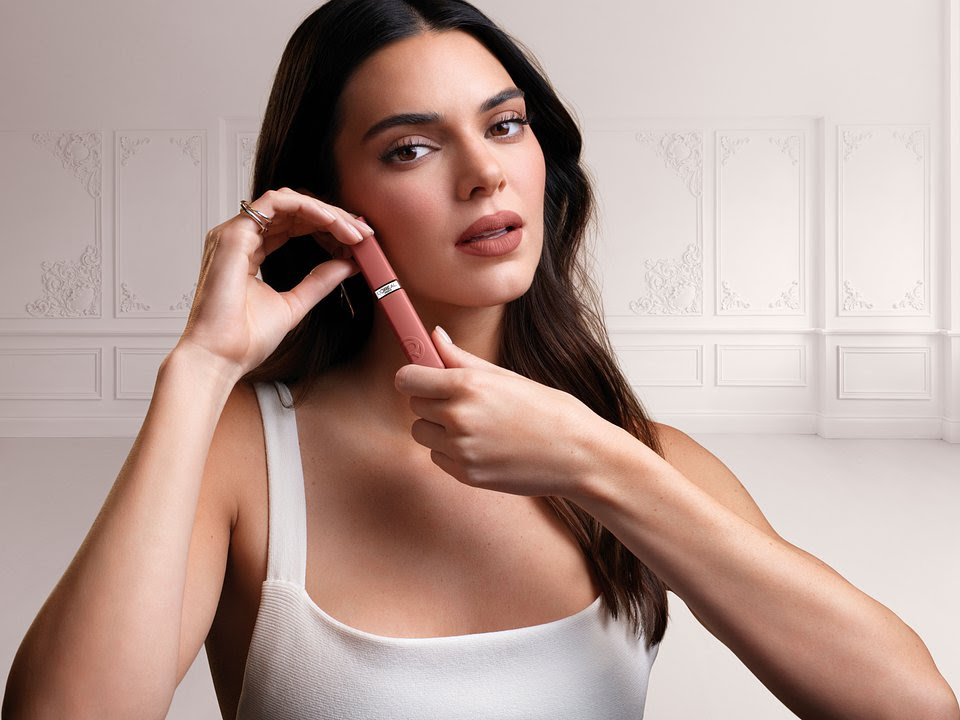 Estes conhecidos batons à prova de tudo à venda no supermercado têm novos tons nude e não chegam aos 16€