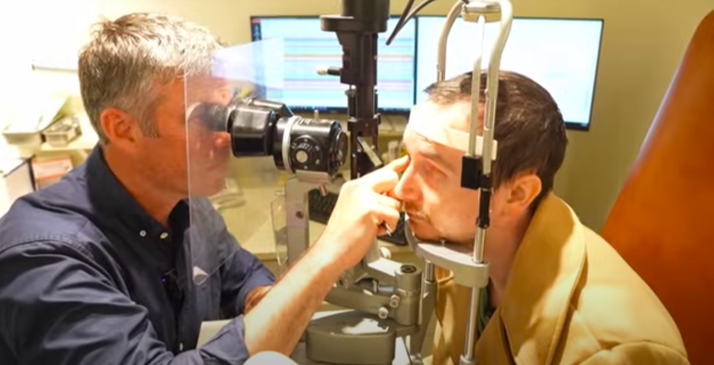 Homem cego de 34 anos recupera a visão após cirurgia que lhe coloca um dente no olho. Perceba