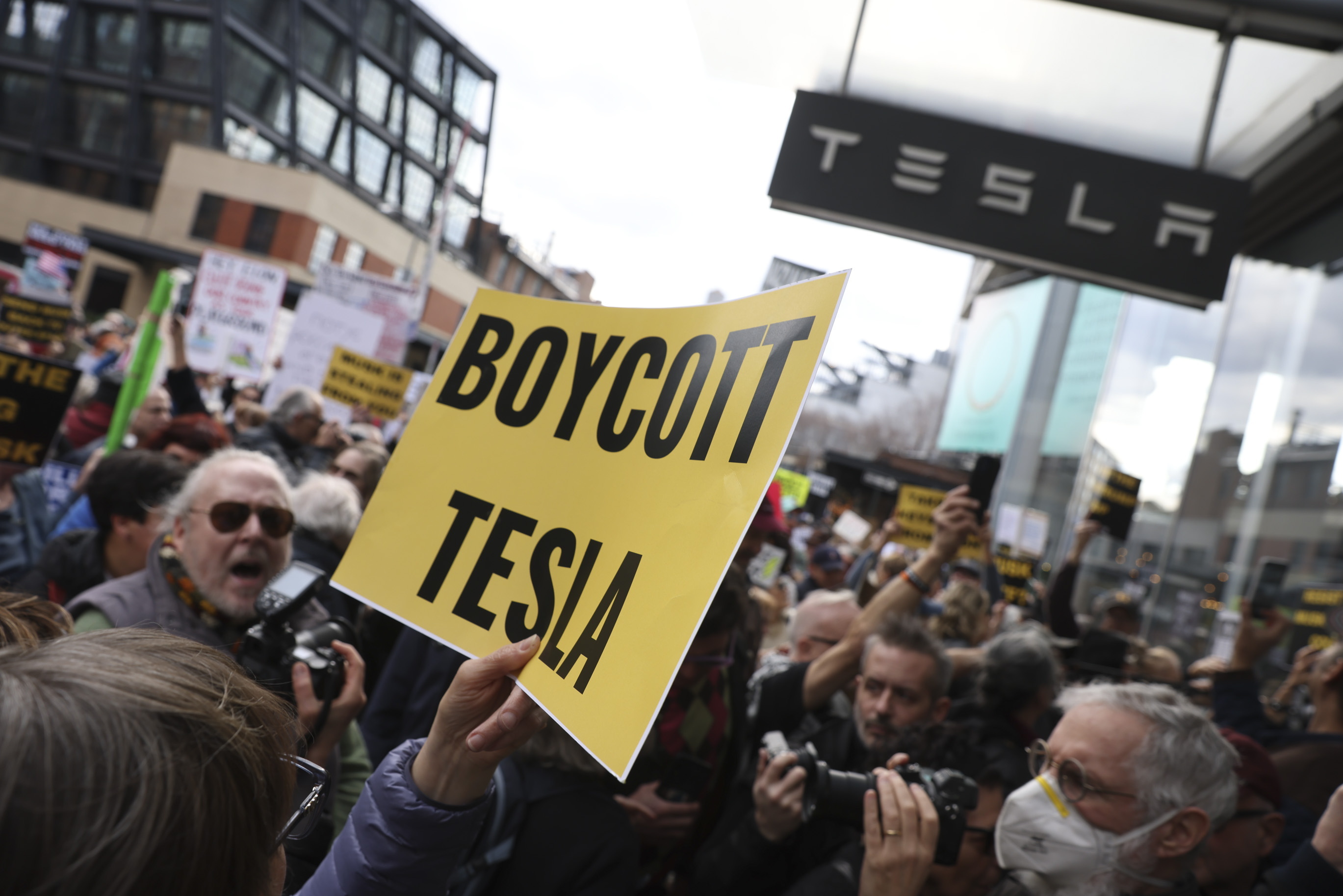 Protestos anti-Elon Musk podem chegar a Lisboa. Manifestação marcada para 9 de março no stand da Tesla no El Corte Inglés