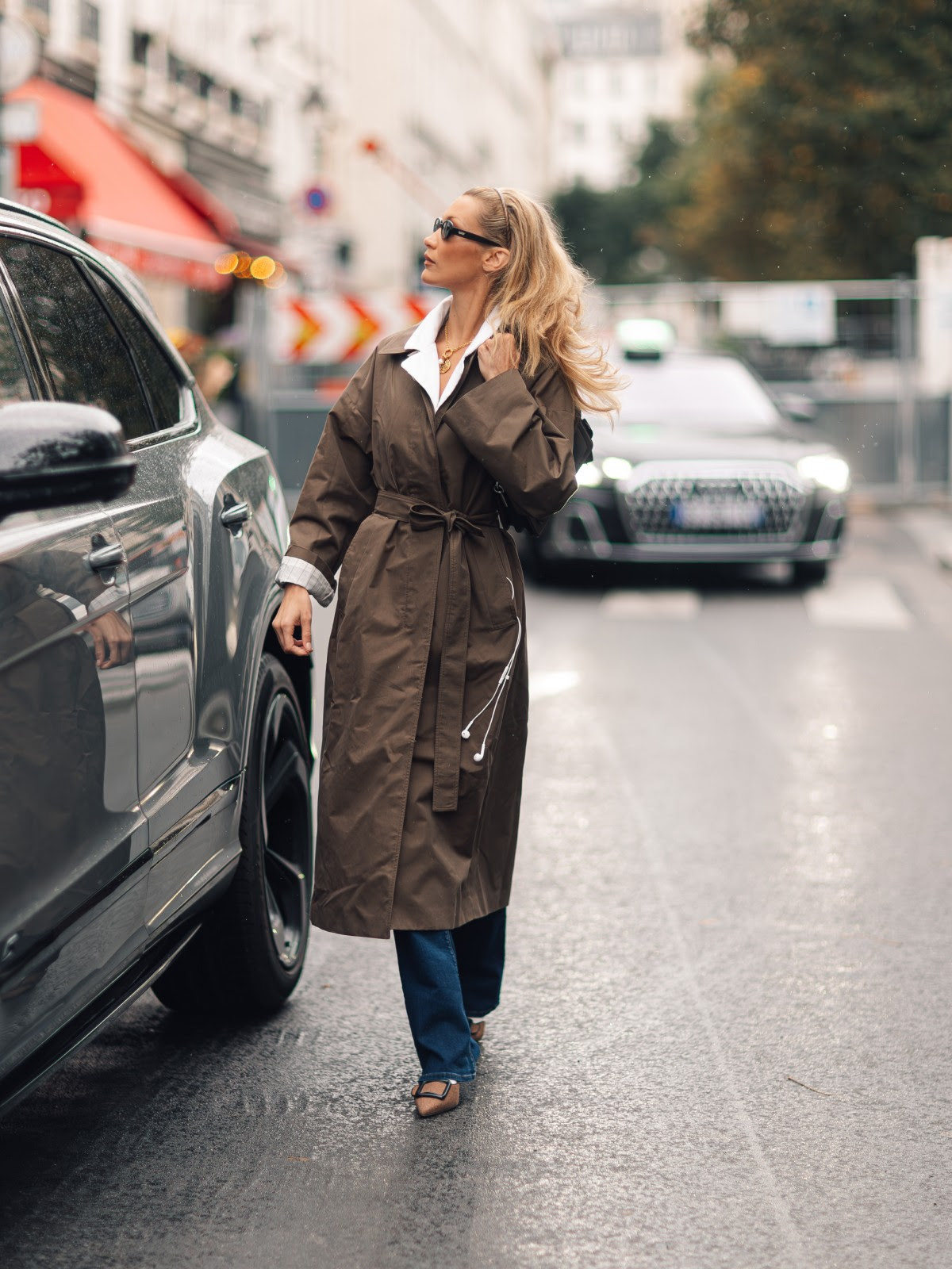 Esta gabardine de Bella Hadid é o remate ideal para os looks de outono. Saiba de onde é e quanto custa