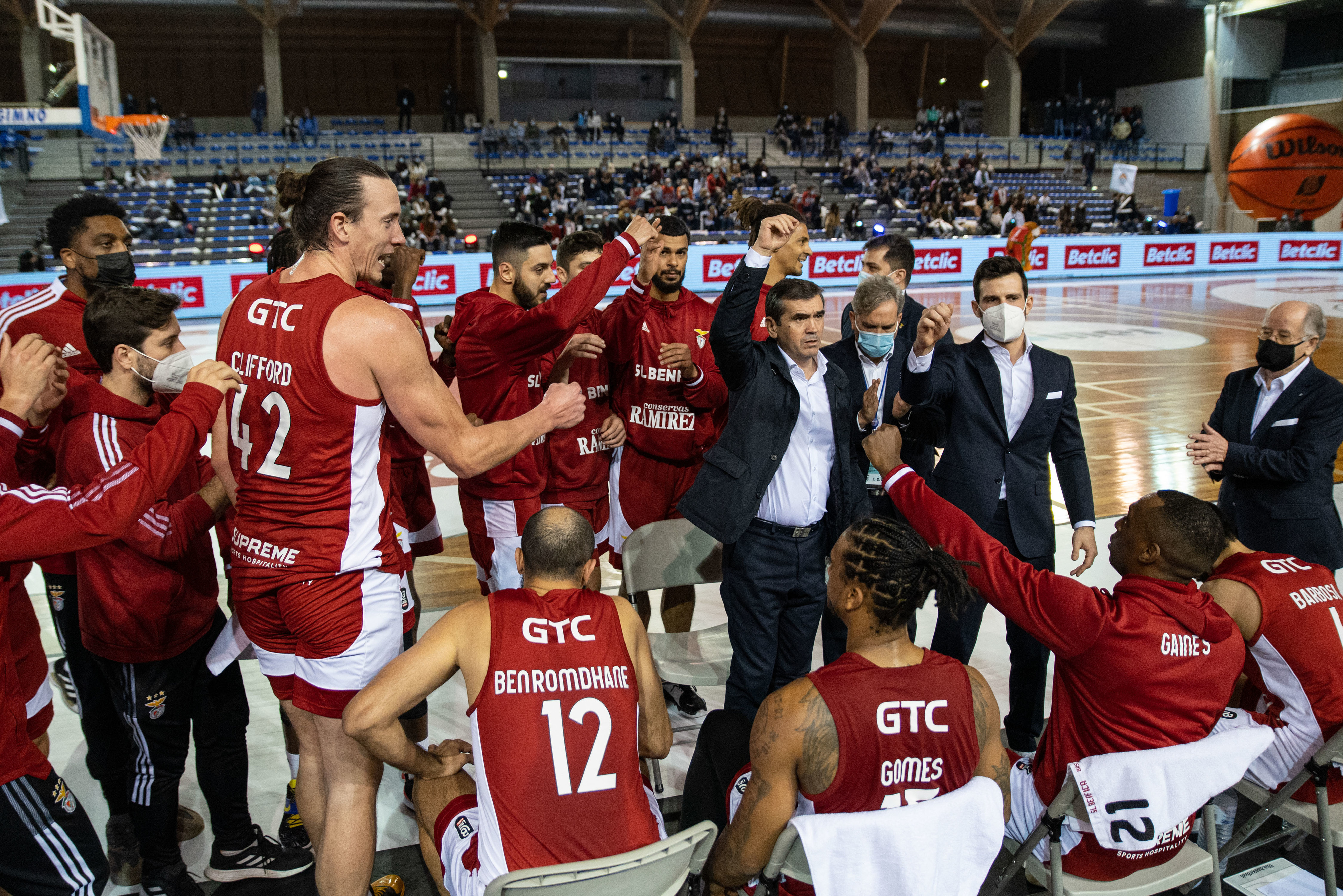 Benfica vence em jogo frenético e defronta Sporting na Taça da Europa de  Basquetebol - Basquetebol - SAPO Desporto