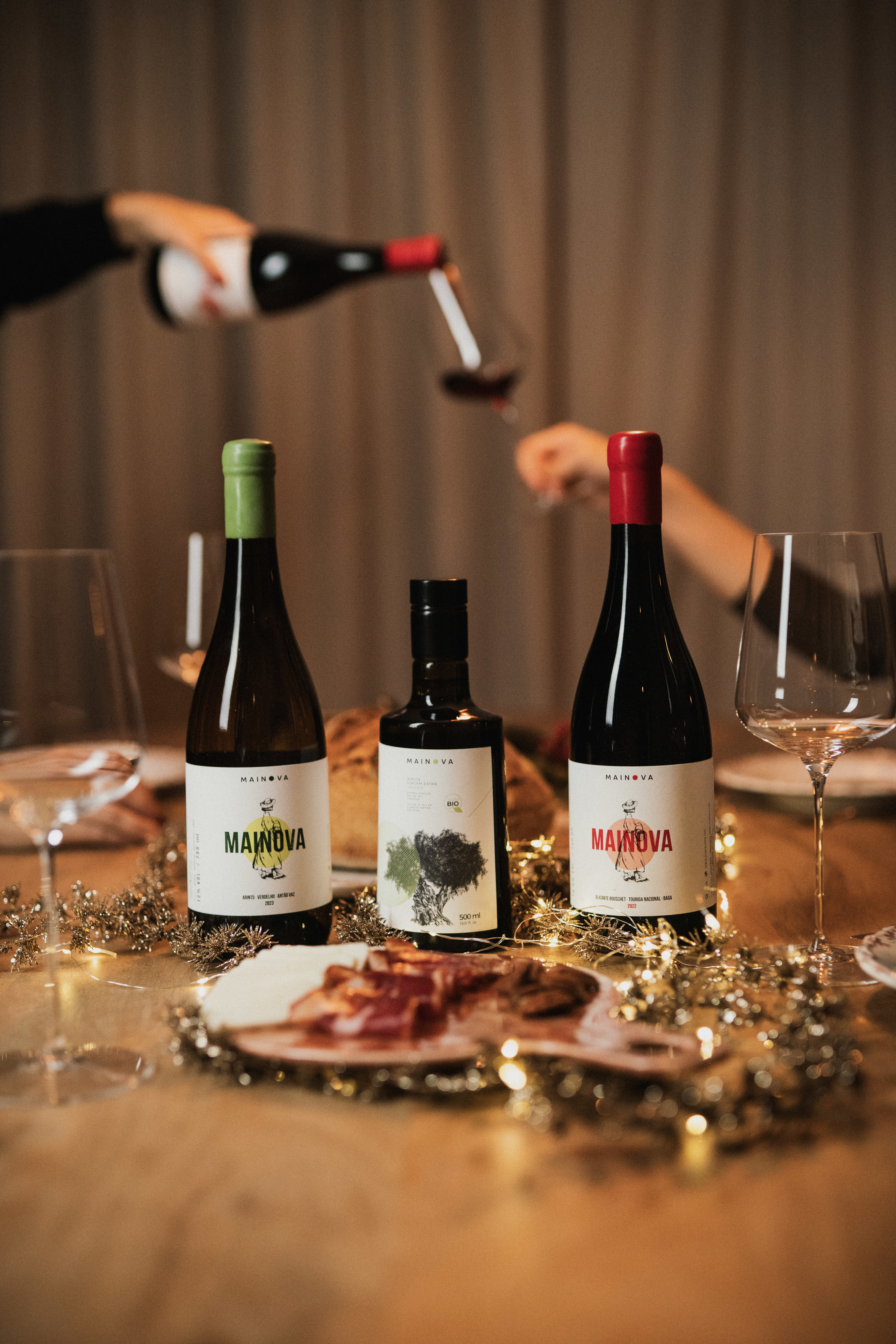 Estes packs personalizáveis com vinhos, azeites e acessórios são perfeitos para oferecer no Natal