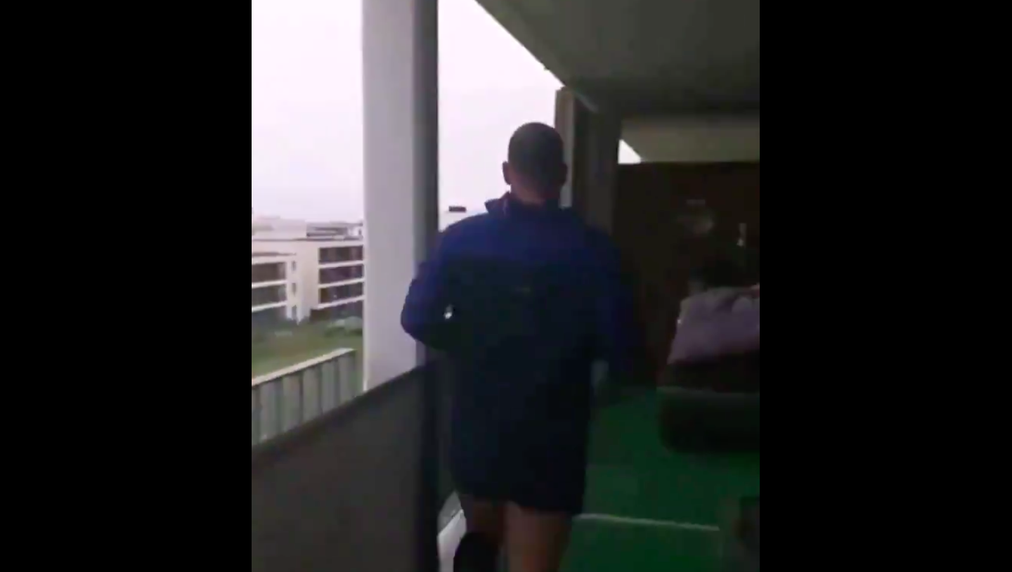 COVID-19. Homem em França corre maratona na varada de casa