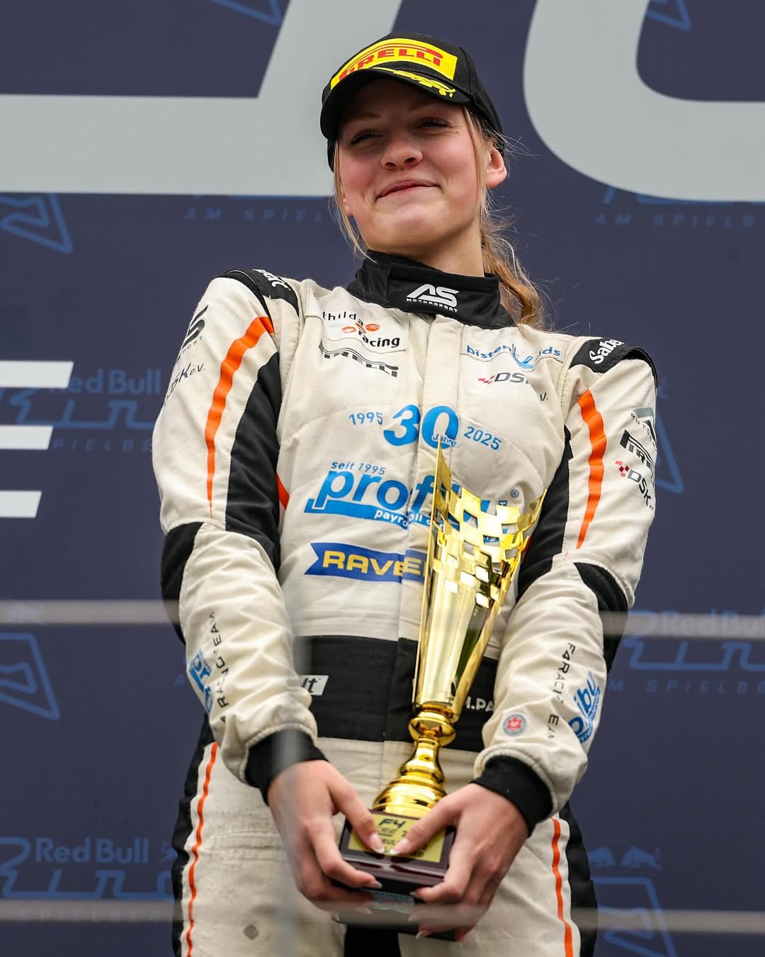 Mathilda Paatz é “uma menina no meio de tantos meninos”, mas quer chegar à Fórmula 1. Leia a entrevista