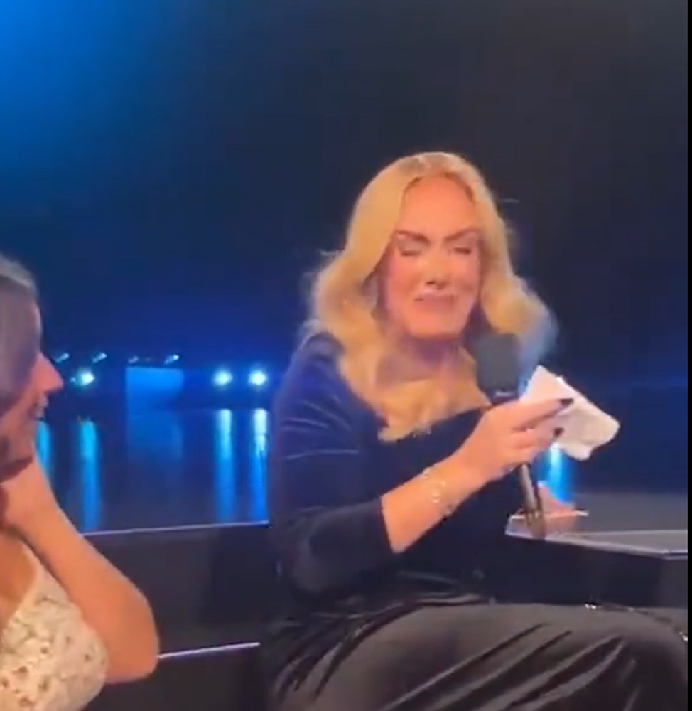 Adele desata a chorar em palco depois de surpreender casal com revelação. Veja o vídeo