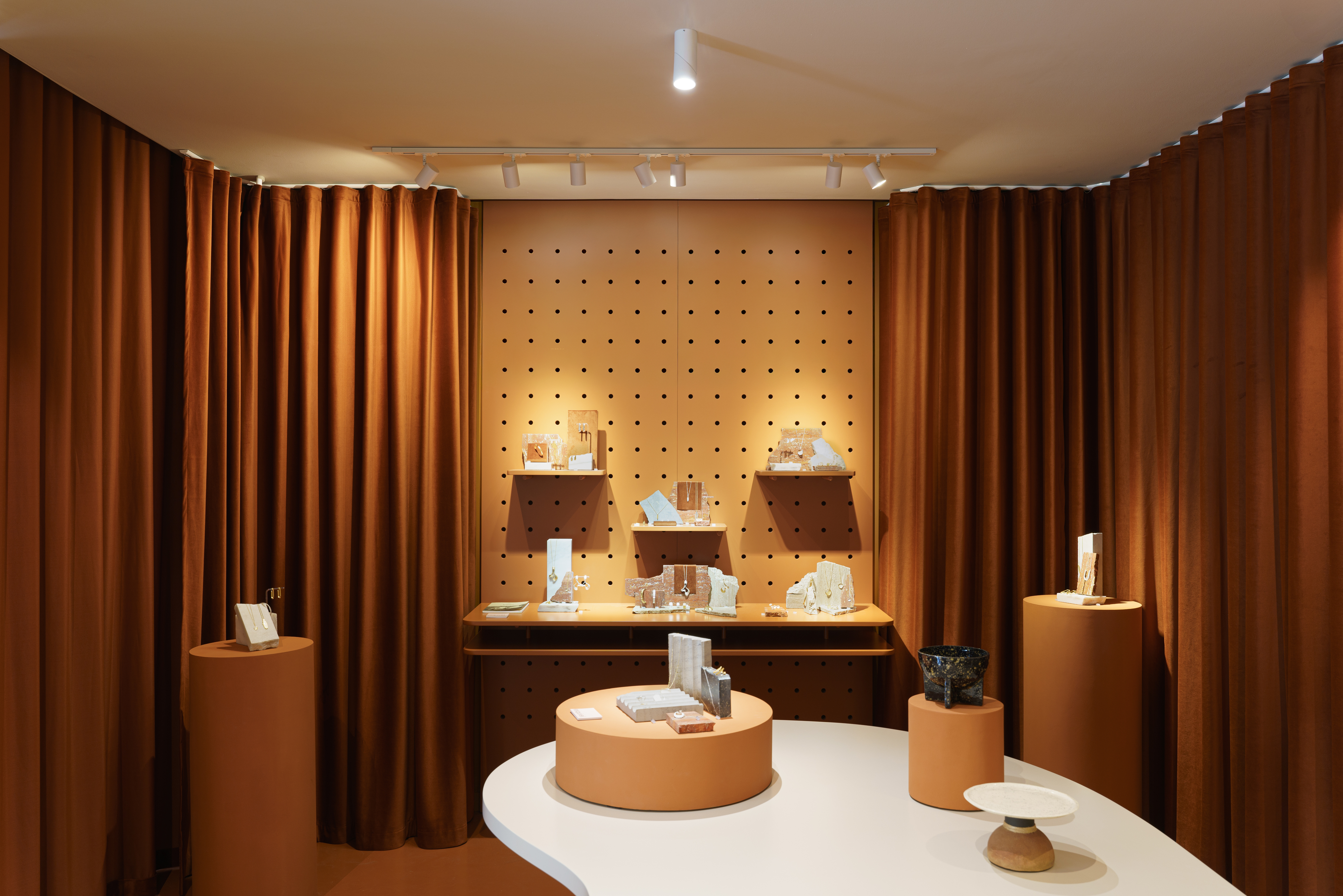 Adora cerâmica e joalharia? O melhor dos dois mundos está neste novo espaço no Príncipe Real