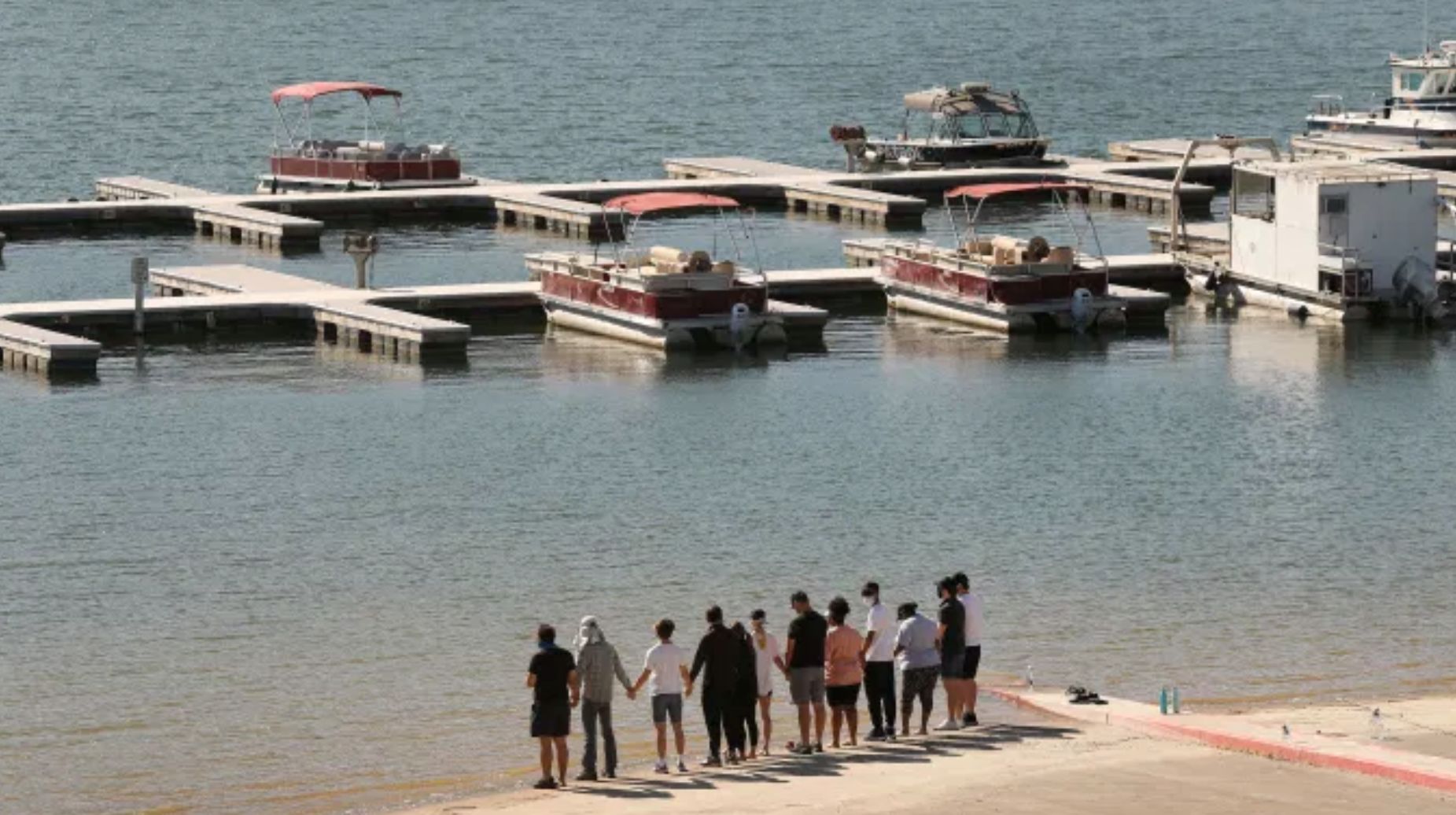 Elenco de “Glee” presta última homenagem a Naya Rivera junto ao lago onde a atriz morreu