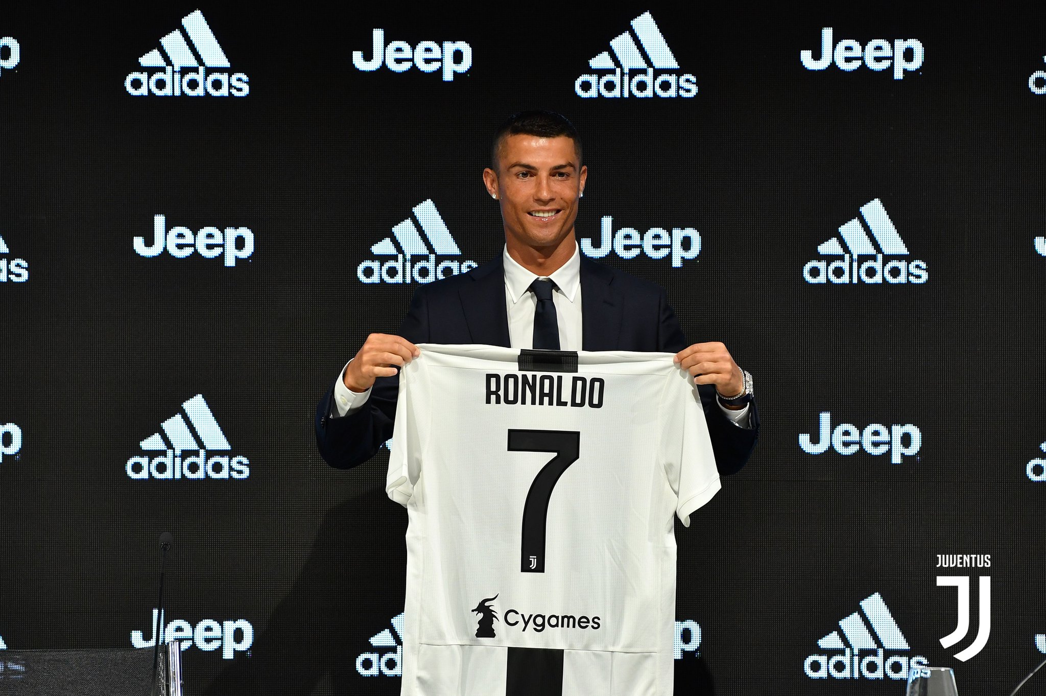 Cristiano Ronaldo assina com Al-Nassr até 2025, afirma jornal - RIC Mais