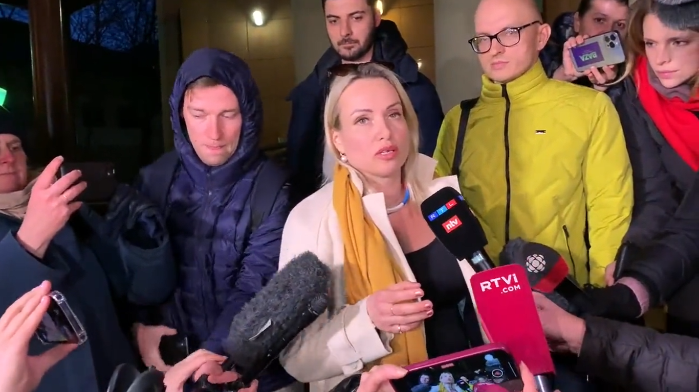 Tudo o que se sabe sobre a jornalista russa antiguerra que já foi libertada