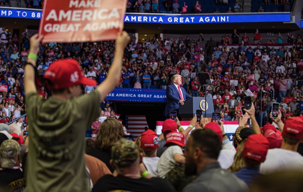 Trump achava que ia ter um pavilhão esgotado no comício. Estava quase vazio, e a culpa é de uns miúdos do TikTok