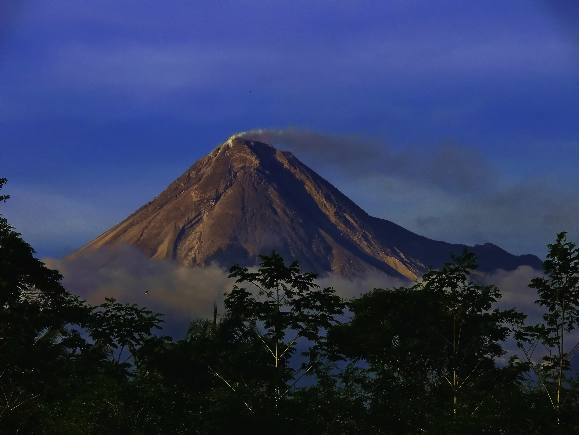 5 самых больших вулканов. Вулкан Мерапи Индонезия. Мерапи остров Ява. Вулкан Мерапи на острове Ява. Вулкан Мерапи высота.