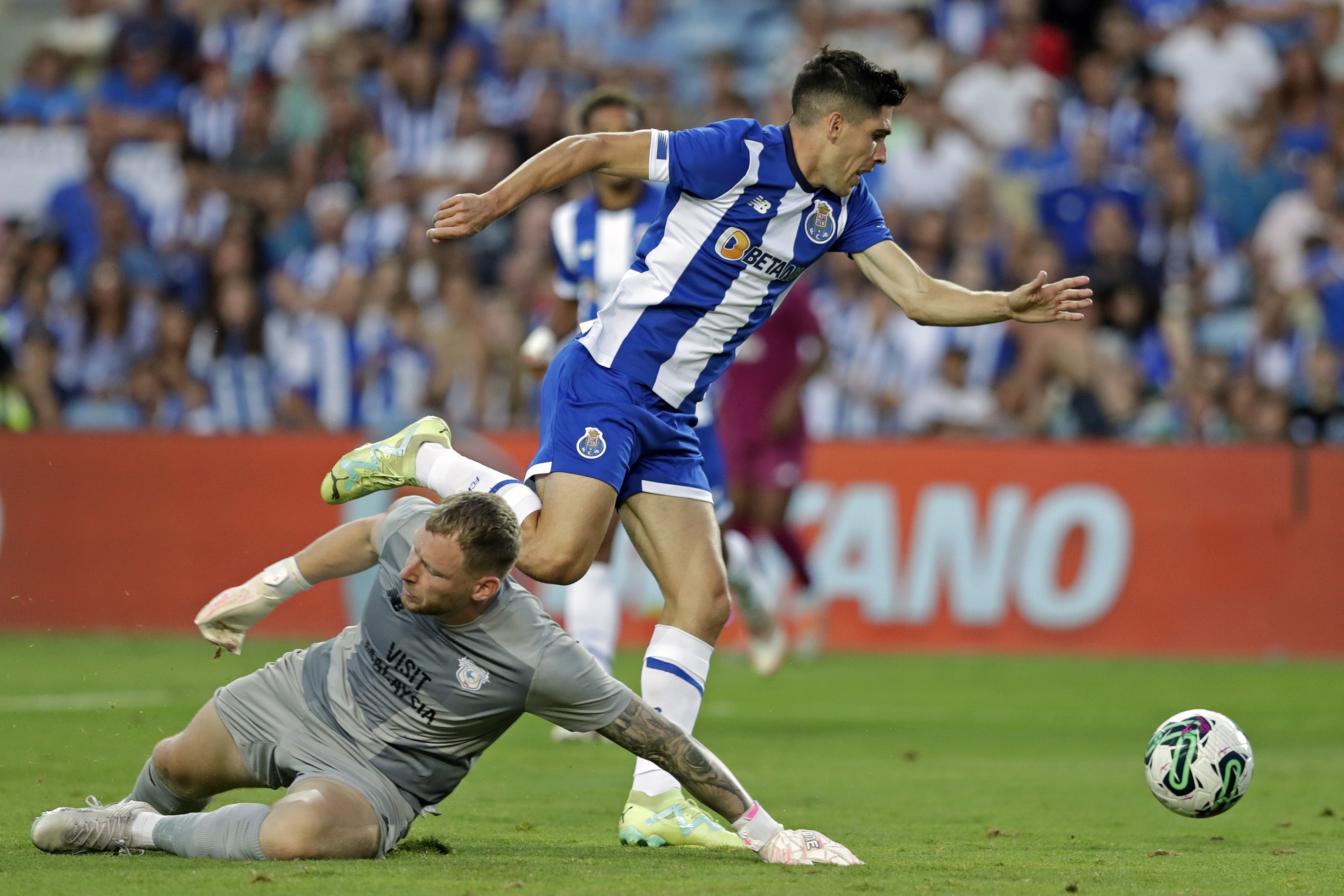 FC Porto goleia Cardiff City com dois golos de Toni Martínez - SIC