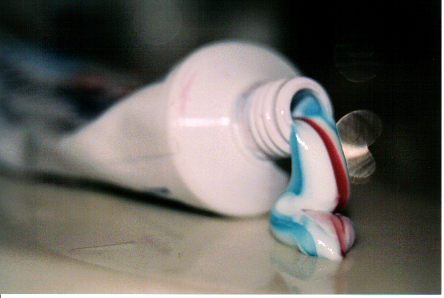 A pasta de dentes pode tornar as mamas maiores e mais firmes?