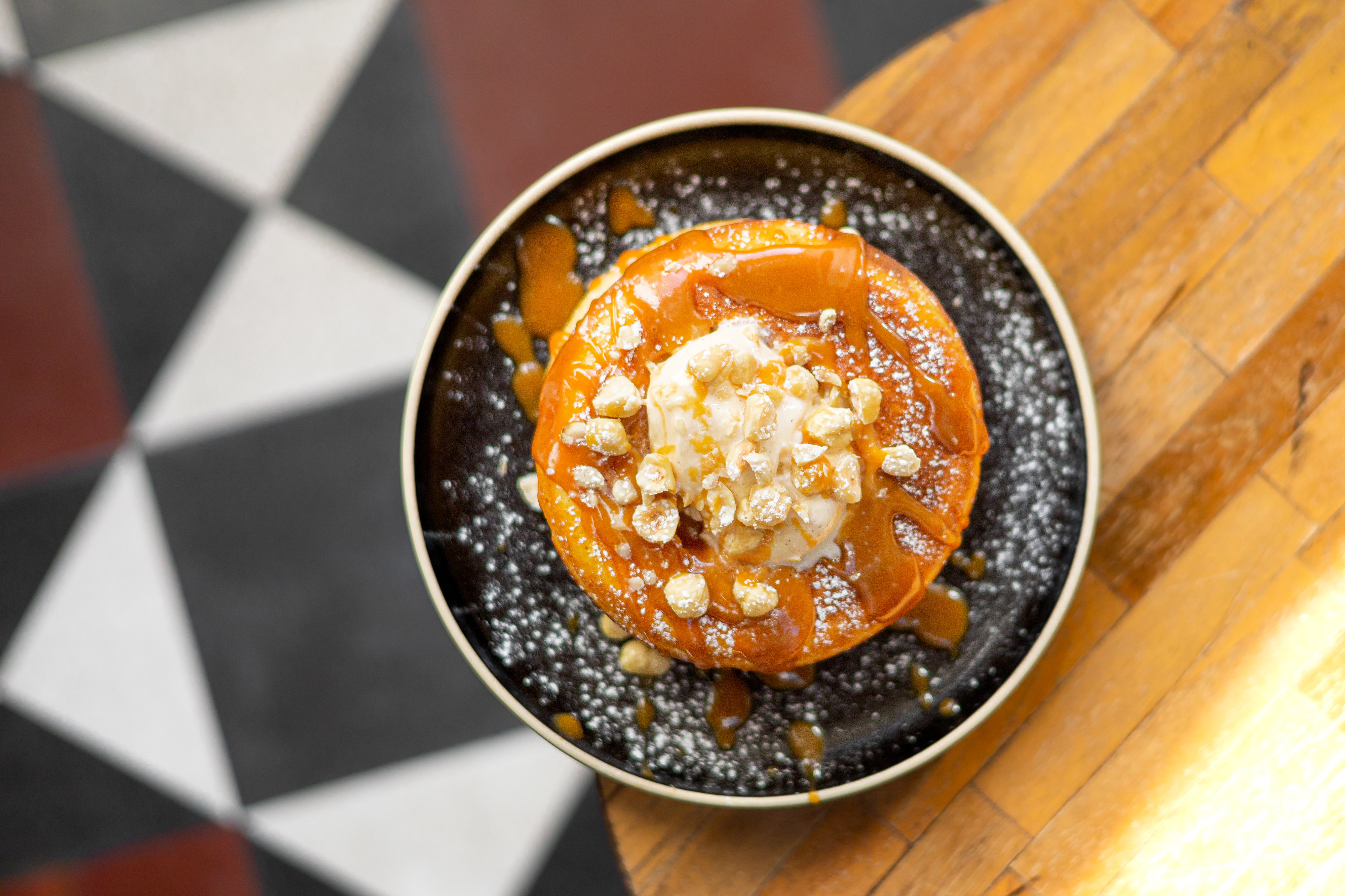 No Infame, pode comer panquecas com caramelo salgado de dia e dançar à noite