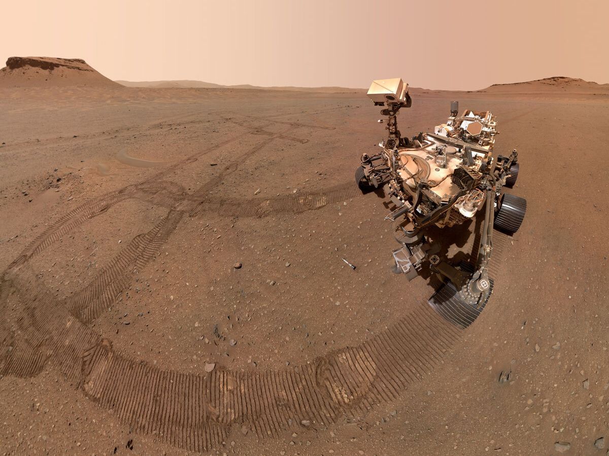 Rover Perseverance capta uma visão da misteriosa lua Deimos antes do amanhecer em Marte