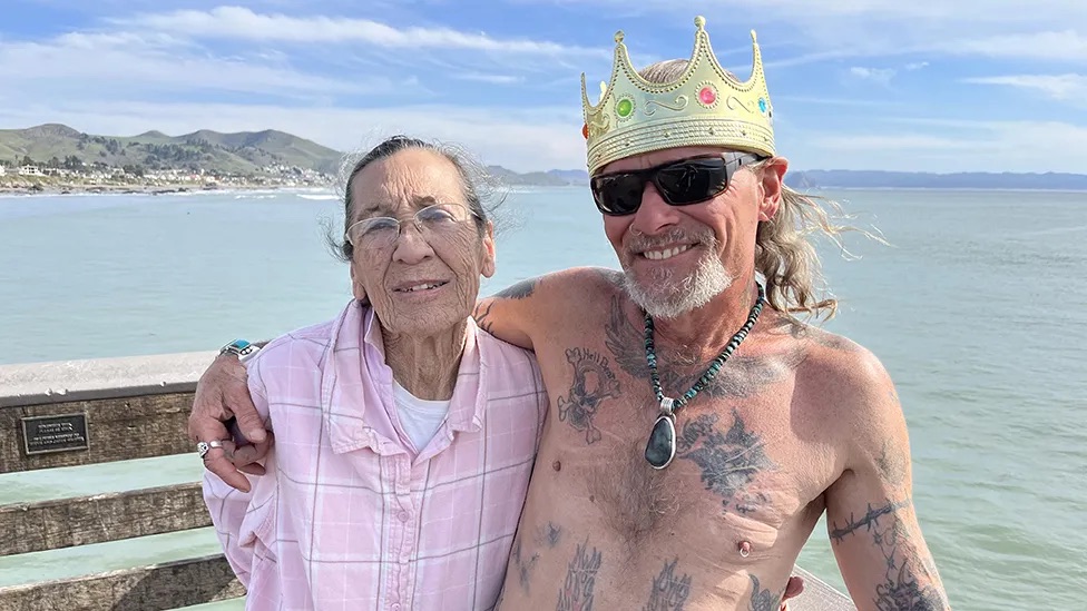 Milionária de 80 anos teve relacionamento com sem-abrigo e a família não ficou convencida. “Era um sinal vermelho”