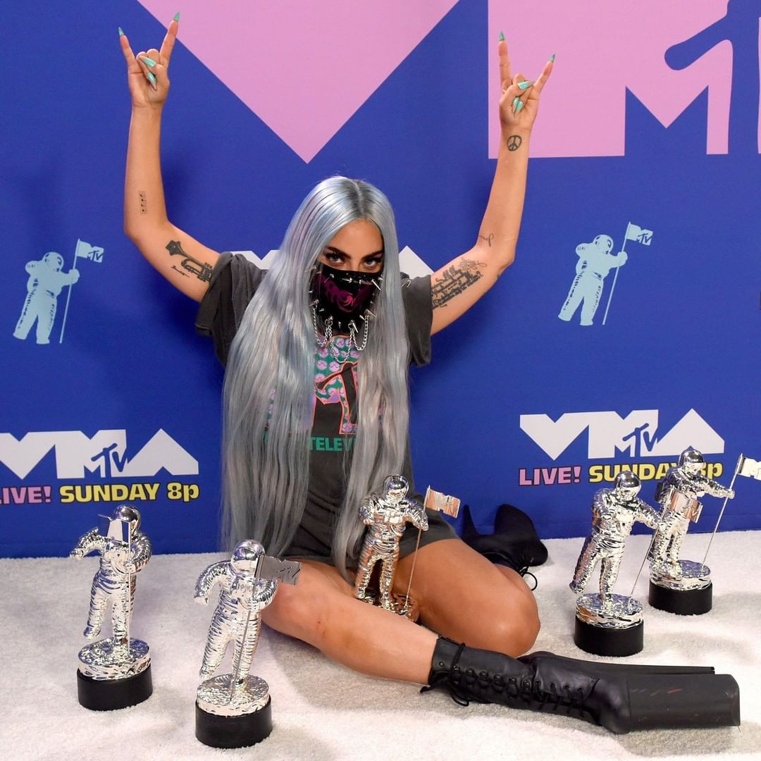 Lady Gaga arrasa com looks arrojados e faz apelo: “Usem máscara, é um sinal de respeito”