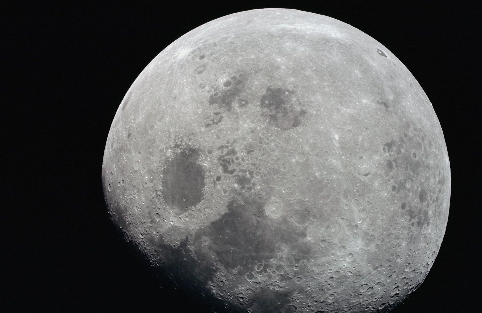 Cientistas criam sistema que usa amostras de solo da Lua para gerar combustível e oxigénio