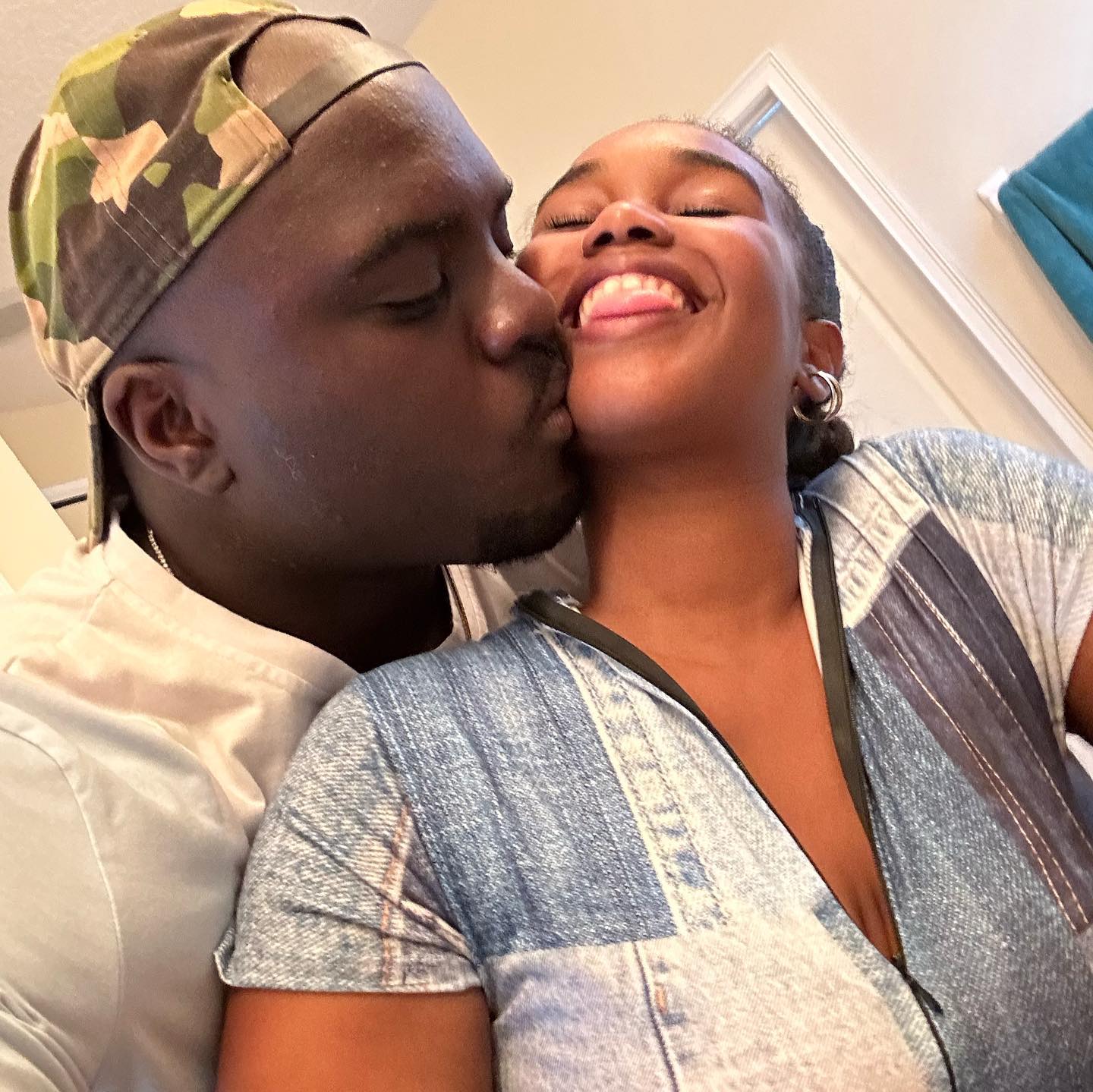 Alexander é amamentado pela mulher uma vez por dia (e diz que não se constipou durante dois anos)