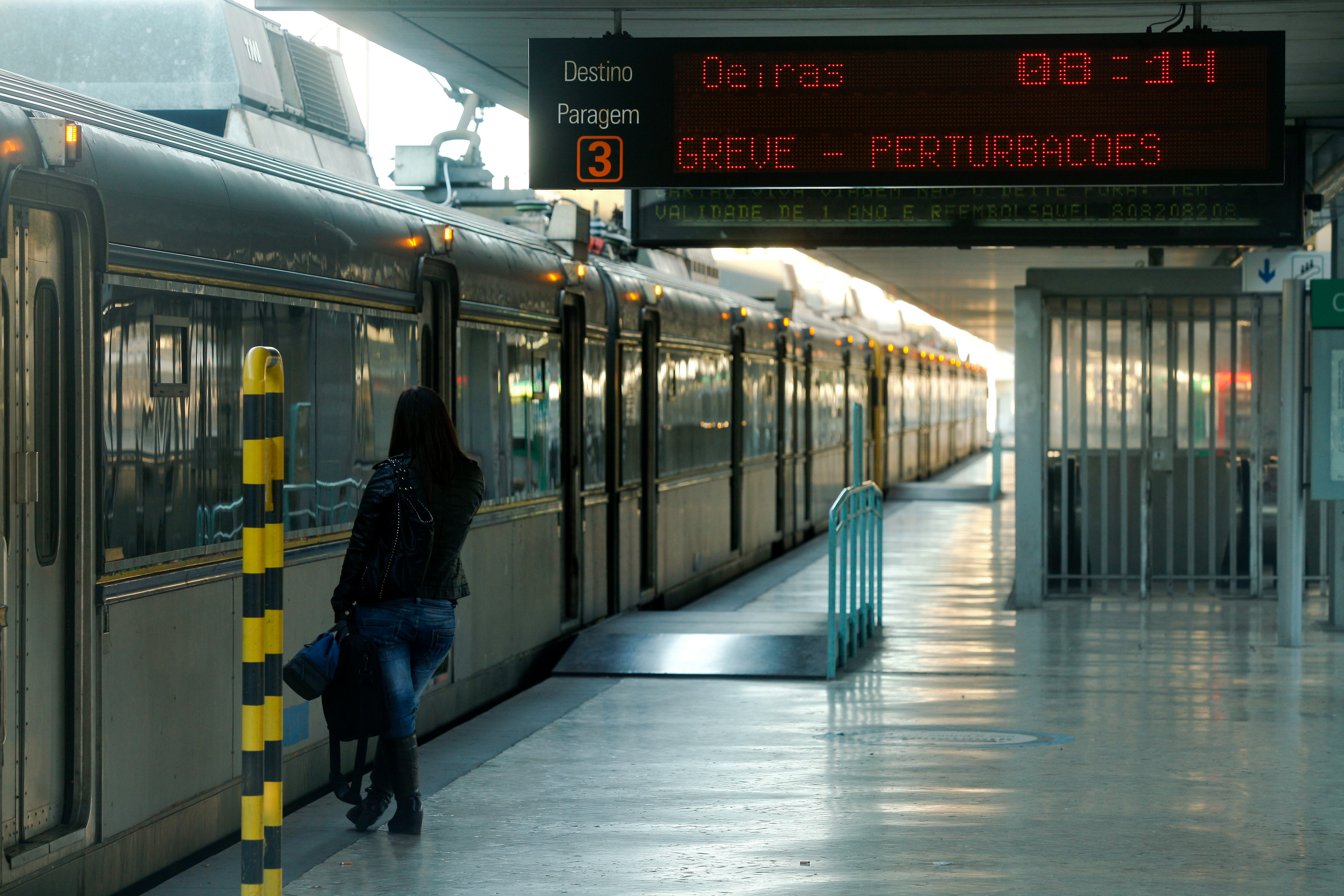 Greve na CP volta a suprimir mais de 50 comboios até às 08:00