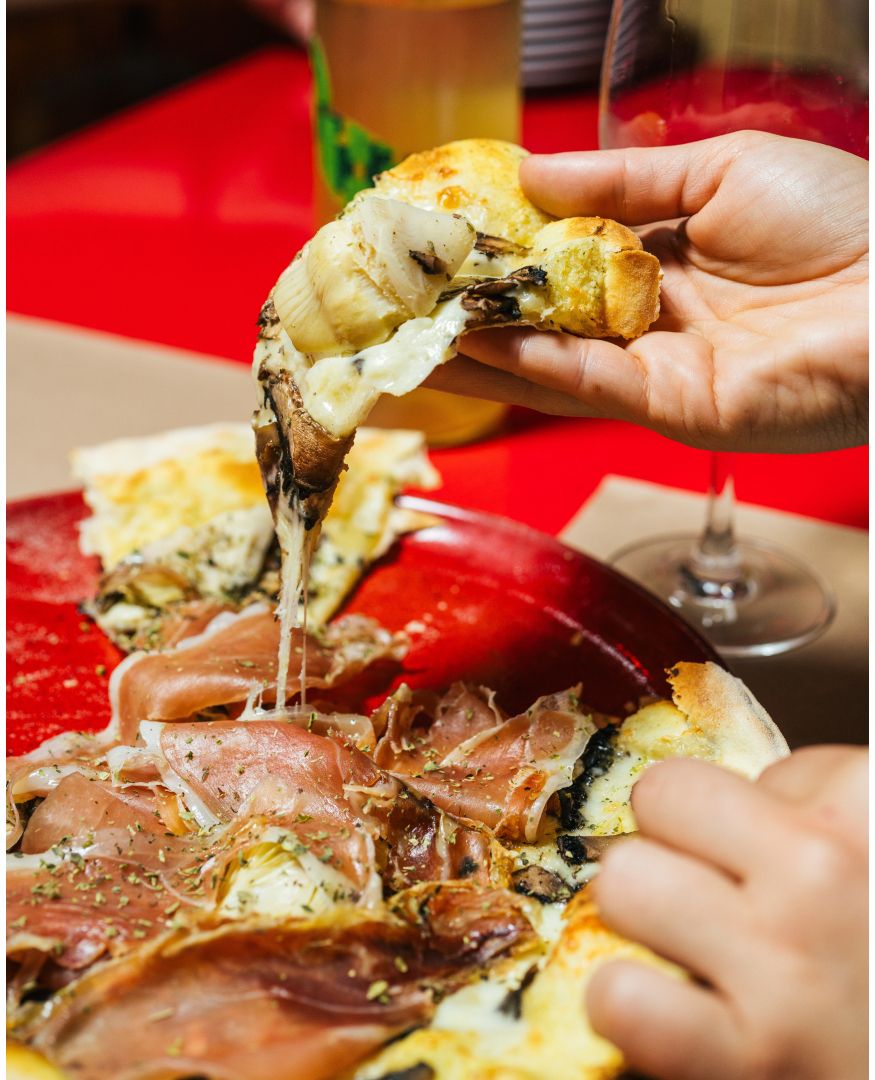 Kit Vícios. As míticas pizzas do Maus Hábitos saltam do restaurante para sua casa