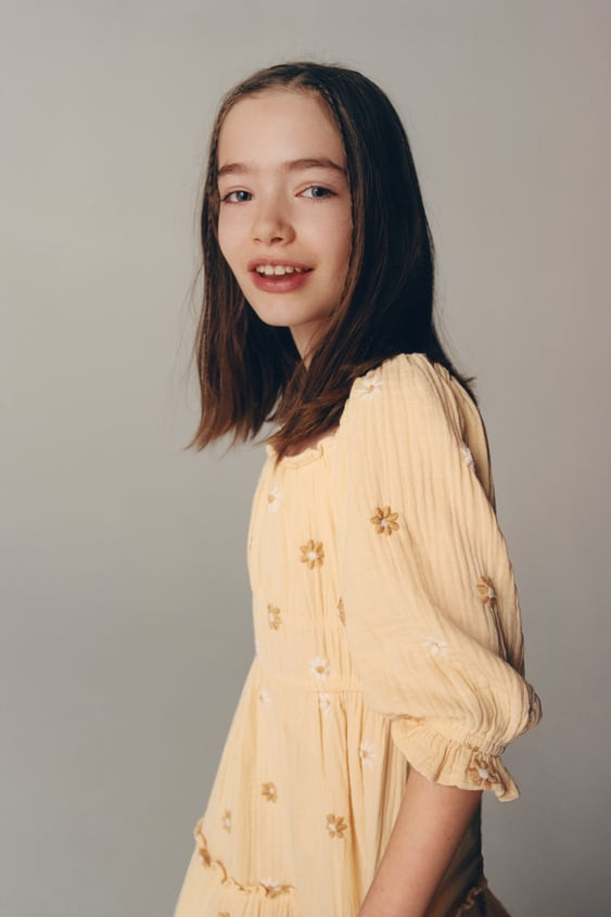 Os miúdos precisam de roupa nova? Dos vestidos às sweaters, eis 20 peças até 25.99€