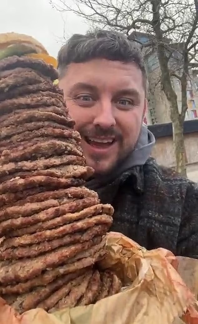 Esqueça os bolos de aniversário. Este homem pediu um hambúrguer por cada ano de vida — na mesma sandes