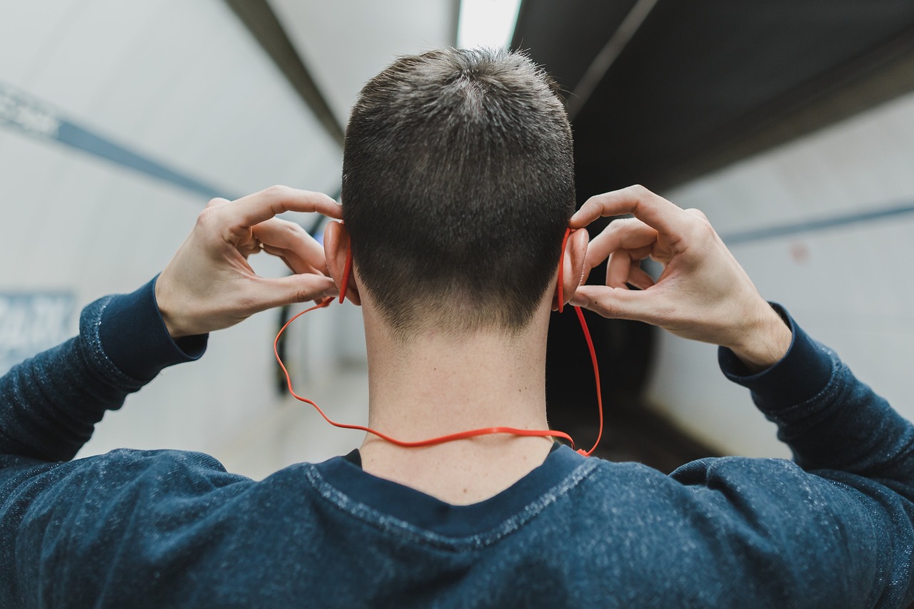 Atropelamento no metro do Porto causa um morto. Turista caminhava na linha de auriculares