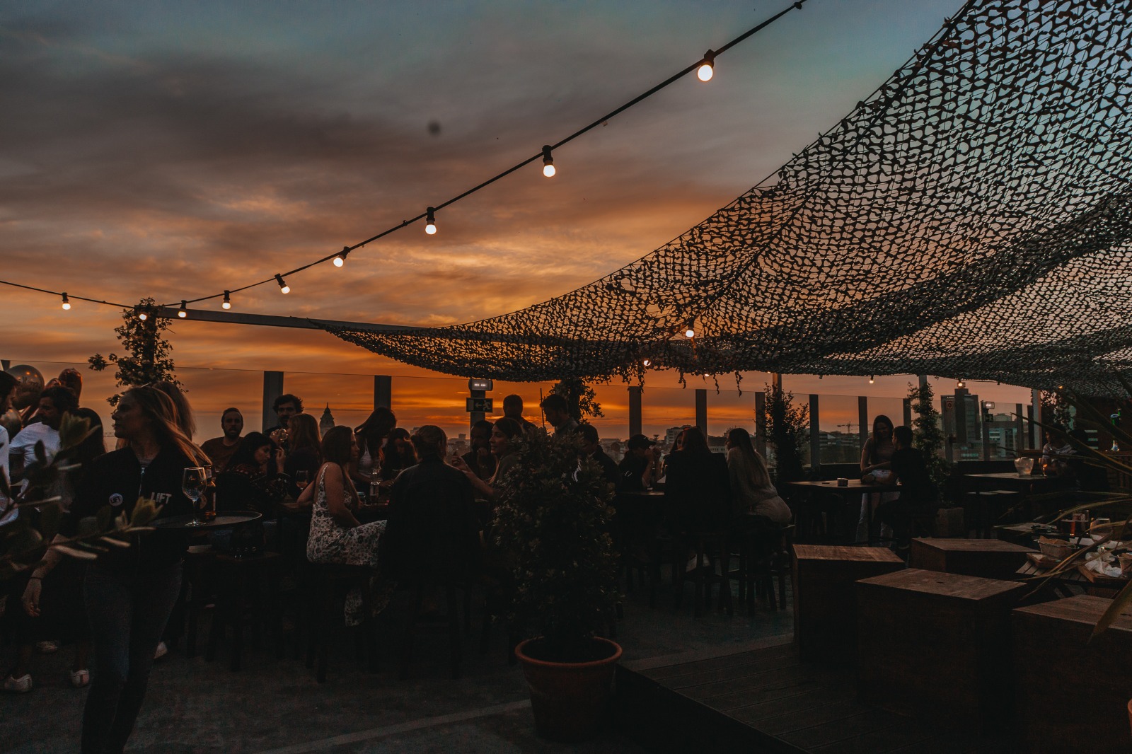 Quase 2 litros de sangria e brunches especiais. Este rooftop no Porto é o spot perfeito para o Verão