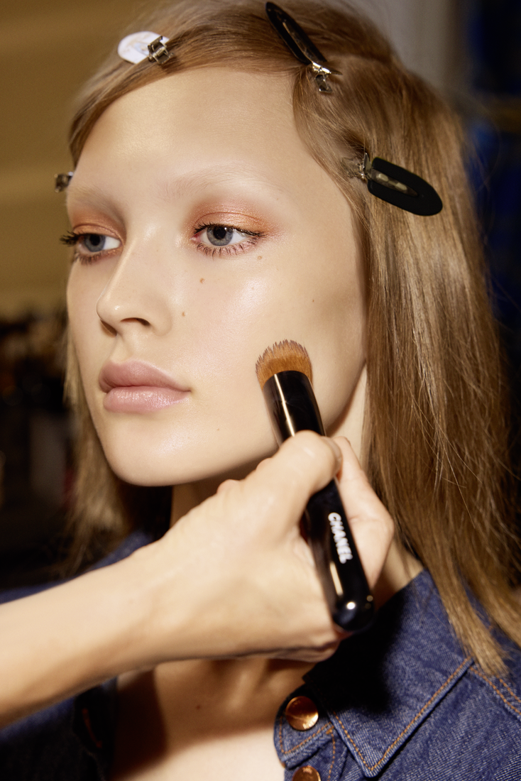 Consiga o look de maquilhagem das modelos do desfile da Chanel em Itália com estas dicas de ouro