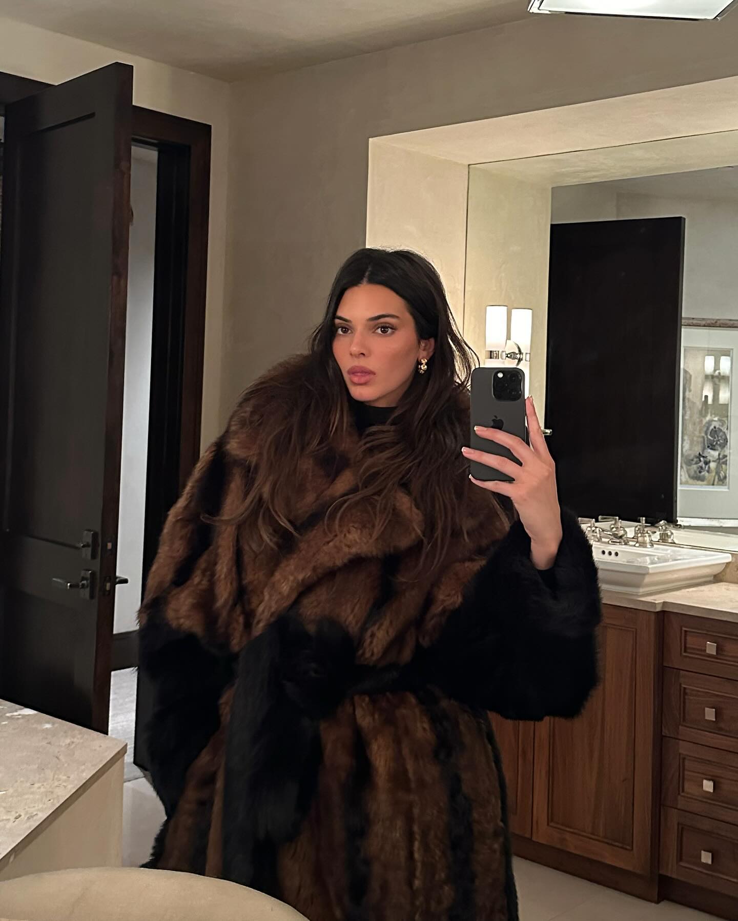 Kendall Jenner é a rainha dos looks de inverno. Inspire-se no guarda-roupa da modelo com estas 17 fotos