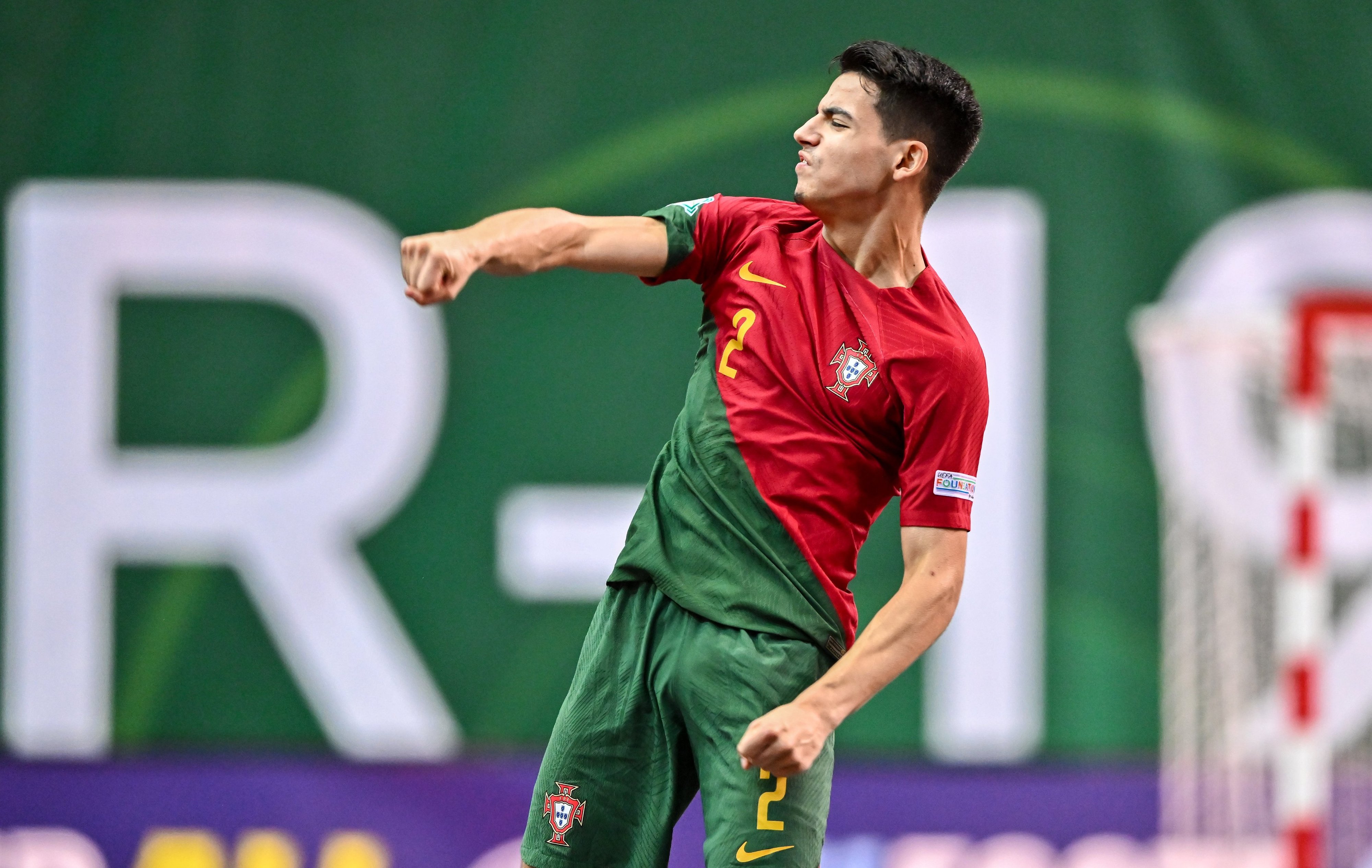 De 0-2 para 6-2: Portugal faz reviravolta fantástica e sagra-se campeão  europeu de sub-19 pela 1.ª vez - Futsal - SAPO Desporto