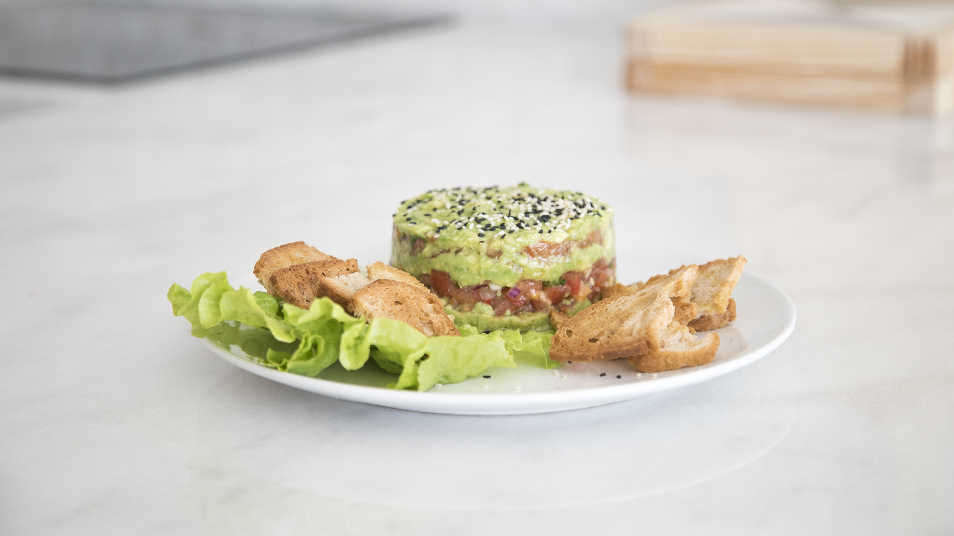 Um guacamole diferente. Tártaro vegan de abacate e tomate