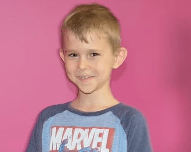 Rapaz de 12 anos encontrado morto em casa do pai. Criança só recebia um pedaço de pão e água